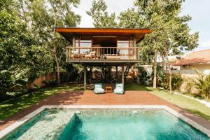 ein Baumhaus mit einem Pool und einer Terrasse in der Unterkunft Villa Beruang in Uluwatu
