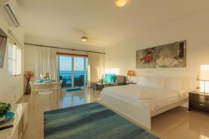 Ένα ή περισσότερα κρεβάτια σε δωμάτιο στο Cozy Beach Front Apt, King Bed.
