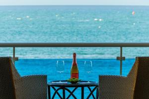 Ποτά στο Cozy Beach Front Apt, King Bed. +25 φωτογραφίες