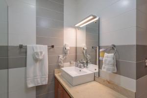 Ένα μπάνιο στο Cozy Beach Front Apt, King Bed.