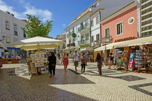 een groep mensen die op straat lopen bij B48 - Olive Tree Street 2 Bed Apartement in Lagos