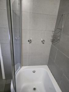 Ένα μπάνιο στο Loubad Guest Farm +23 φωτογραφίες