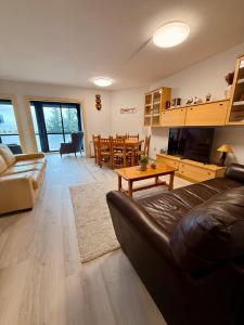un soggiorno con un divano e un tavolo di Apartamento La Pinada a Tramacastilla de Tena