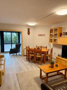 un soggiorno con un tavolo e una sala da pranzo di Apartamento La Pinada a Tramacastilla de Tena