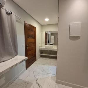 ein Badezimmer mit Dusche, Waschbecken und Badewanne in der Unterkunft Reale Paraty in Paraty + 39 Fotos
