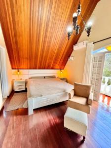 Гостиная зона в Conforto e Tranquilidade em Santo Antonio do Pinhal +36 фотографий