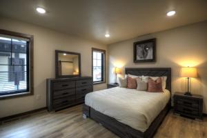a bedroom with a bed with two lamps and a mirror at Yellowstone Yonder Red Lodge in Red Lodge +135 photos
