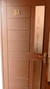 una porta con la lettera b sopra di Espacios Acogedores en Casa Claudia a Sucre