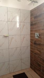 bagno con grande parete in marmo di Espacios Acogedores en Casa Claudia a Sucre