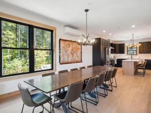 Kuchyň nebo kuchyňský kout v ubytování Best View Sunday River! Brand New Luxurious Chalet