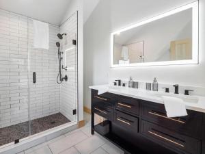 Koupelna v ubytování Best View Sunday River! Brand New Luxurious Chalet + 39 fotografií