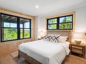 Postel nebo postele na pokoji v ubytování Best View Sunday River! Brand New Luxurious Chalet