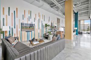 un soggiorno con divano e grande parete di Dtown Comfort Near UAB, Food, and Regions Field a Birmingham