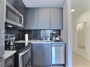 una cucina con mobili grigi e un lavandino di Stylish Studio, Walk to Food, Bars and Baseball a Birmingham