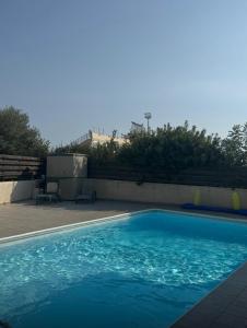 Bazén v ubytování B2 Kiza Pegia Apt nebo v jeho okolí