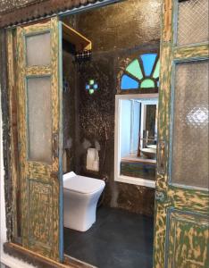 Ένα μπάνιο στο The Lakeside Haveli