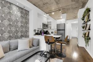 una sala de estar con un sofá y una mesa en Flat at the Foot of the Mountain With Parking, en Montreal