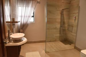 Et badeværelse på Highlands Retreat Lodge In Highland Gate Golf and Trout Estate 1135 + 15 billeder