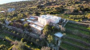 een luchtfoto van een huis in een veld bij Appartamento Esperanza blu in Scauri +3 foto's