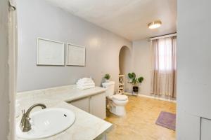 Ένα μπάνιο στο Less Than 1 Mi to Youngstown State Historic Home with Porch +16 φωτογραφίες