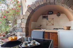 een keuken met een tafel met een bord brood bij Appartamento Esperanza blu in Scauri