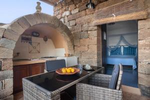 een keuken met een tafel met daarop een schaal fruit bij Appartamento Esperanza blu in Scauri