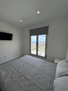 Ένα ή περισσότερα κρεβάτια σε δωμάτιο στο Modern house with sea views, pool and a chillout terrace