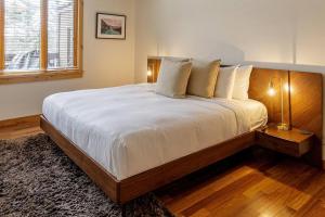 Voodi või voodid majutusasutuse Tranquility at Rundle Cliffs Lodge toas