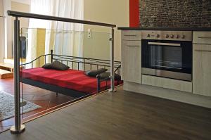 施瓦格明德Haus Haselmaus - Zaunkönig的一间卧室设有一张双层床和壁炉