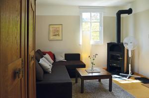 施瓦格明德Haus Haselmaus - Zaunkönig的客厅里有一张沙发和一张桌子。