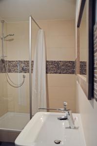 施瓦格明德Haus Haselmaus - Zaunkönig的带水槽和淋浴的浴室 更多8张照片