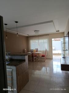 een keuken en eetkamer met een tafel en stoelen bij Josy House in Cabo Frio