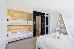 En eller flere senge i et værelse på Hillside Hideaway Ski-In Ski-Out Walk to Village