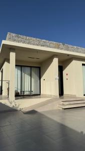 a large white building with a lot of windows at أحجار لبيوت العطلات - Ahjar for Holiday Homes in Taif +72 photos