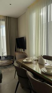 منتجع أحجار لبيوت العطلات في الطائف: غرفة معيشة مع طاولة وكراسي وأريكة