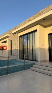 منتجع أحجار لبيوت العطلات في الطائف: مبنى امامه مسبح