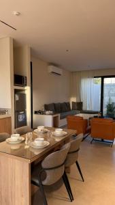 منتجع أحجار لبيوت العطلات في الطائف: مطبخ وغرفة معيشة مع طاولة وكراسي