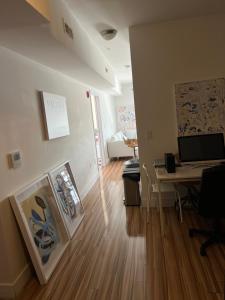 Μια τηλεόραση ή/και κέντρο ψυχαγωγίας στο Private Room and Bath By Hudson River