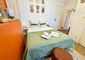 una camera da letto con un letto con asciugamani sopra di L'Ethnik - Hypercentre Le Mans a Le Mans