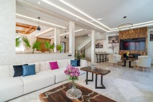 ein Wohnzimmer mit einer weißen Couch und einem Tisch in der Unterkunft Luxury Villa Hammam Piscine chauffeé sans Vis Avis in El Harkat