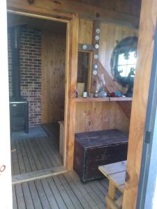 una vista interior de una cabaña de madera con un banco en 3 Cabins with Sauna on Lake Monomonac by Mount Monadnock, en Rindge