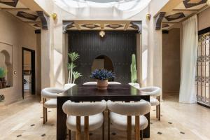 Un comedor con mesa y sillas en Villa Riad Private heated Pool with breakfast, en Marrakech
