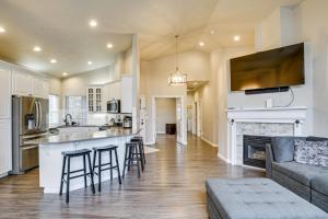 Η κουζίνα ή μικρή κουζίνα στο 3 Mi to Dtwn Salem Cozy Gem with Sunroom!