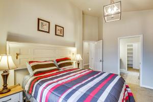 Ένα ή περισσότερα κρεβάτια σε δωμάτιο στο 3 Mi to Dtwn Salem Cozy Gem with Sunroom!