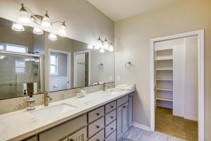 Ένα μπάνιο στο 3 Mi to Dtwn Salem Cozy Gem with Sunroom! +18 φωτογραφίες