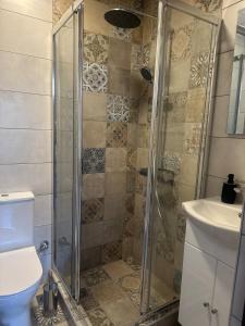 Phòng tắm tại Letsios Steel1