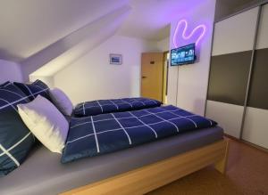 Postel nebo postele na pokoji v ubytování Storchenblick Muhr am See inkl Frühstück