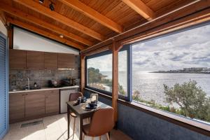 Η κουζίνα ή μικρή κουζίνα στο Cap Sounion Seafront Retreat