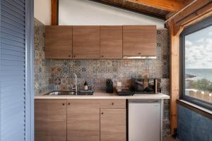 Η κουζίνα ή μικρή κουζίνα στο Cap Sounion Seafront Retreat