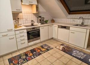 Kuchyň nebo kuchyňský kout v ubytování Storchenblick Muhr am See inkl Frühstück